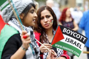 pro-Israel-and-pro-Palestinian-protestors-outside-Downing-St-during-Netanyahu-visit-Sep-9-2015-6-Palestine-protestors-boycott-israel